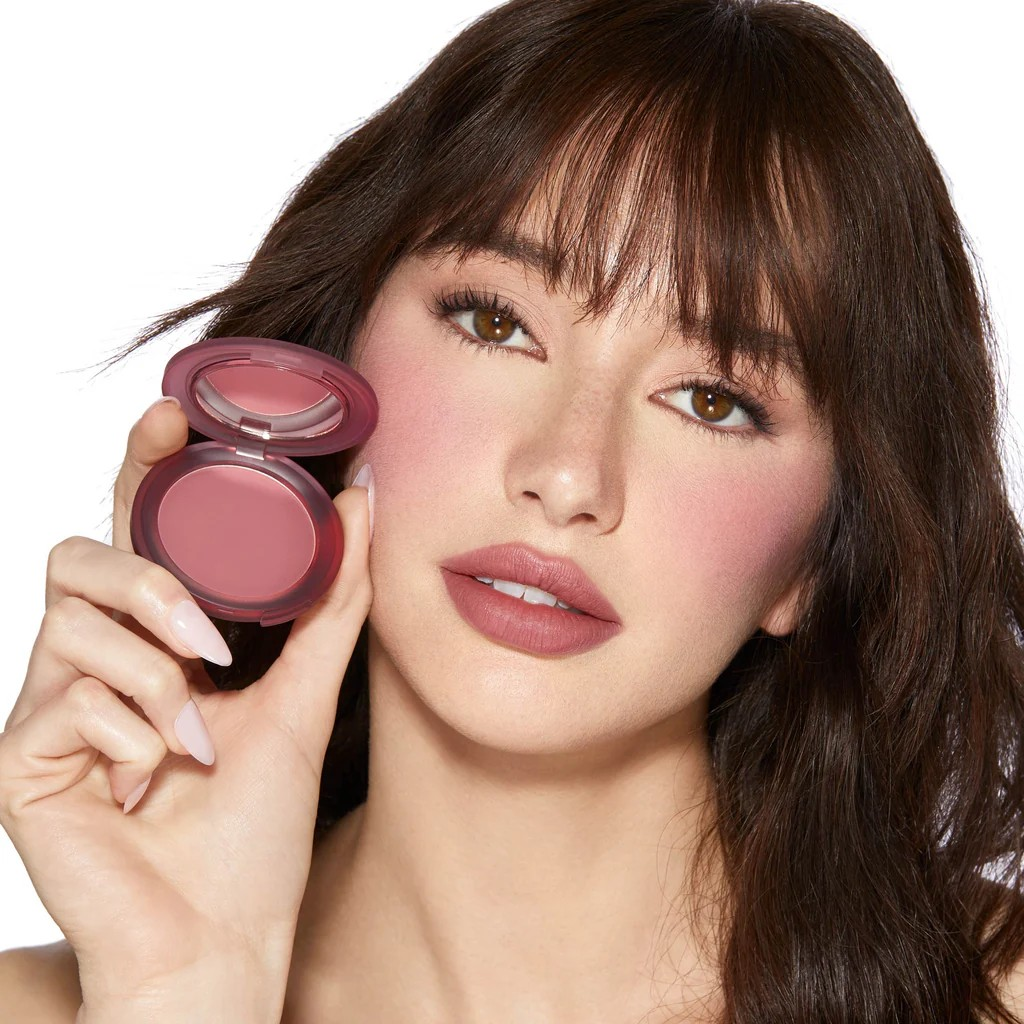 Close-Up Blurring Powder Blush