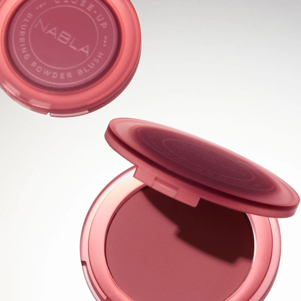 Close-Up Blurring Powder Blush