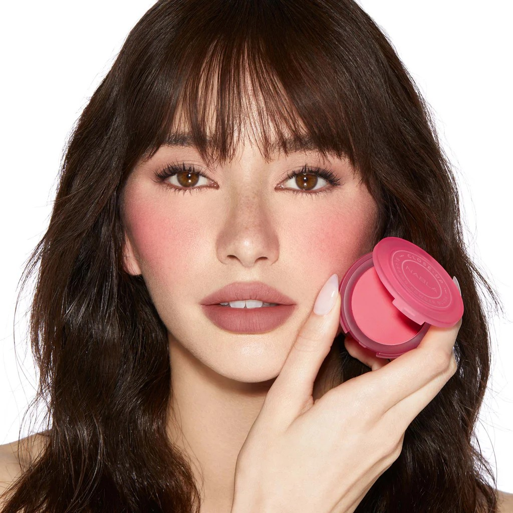 Close-Up Blurring Powder Blush