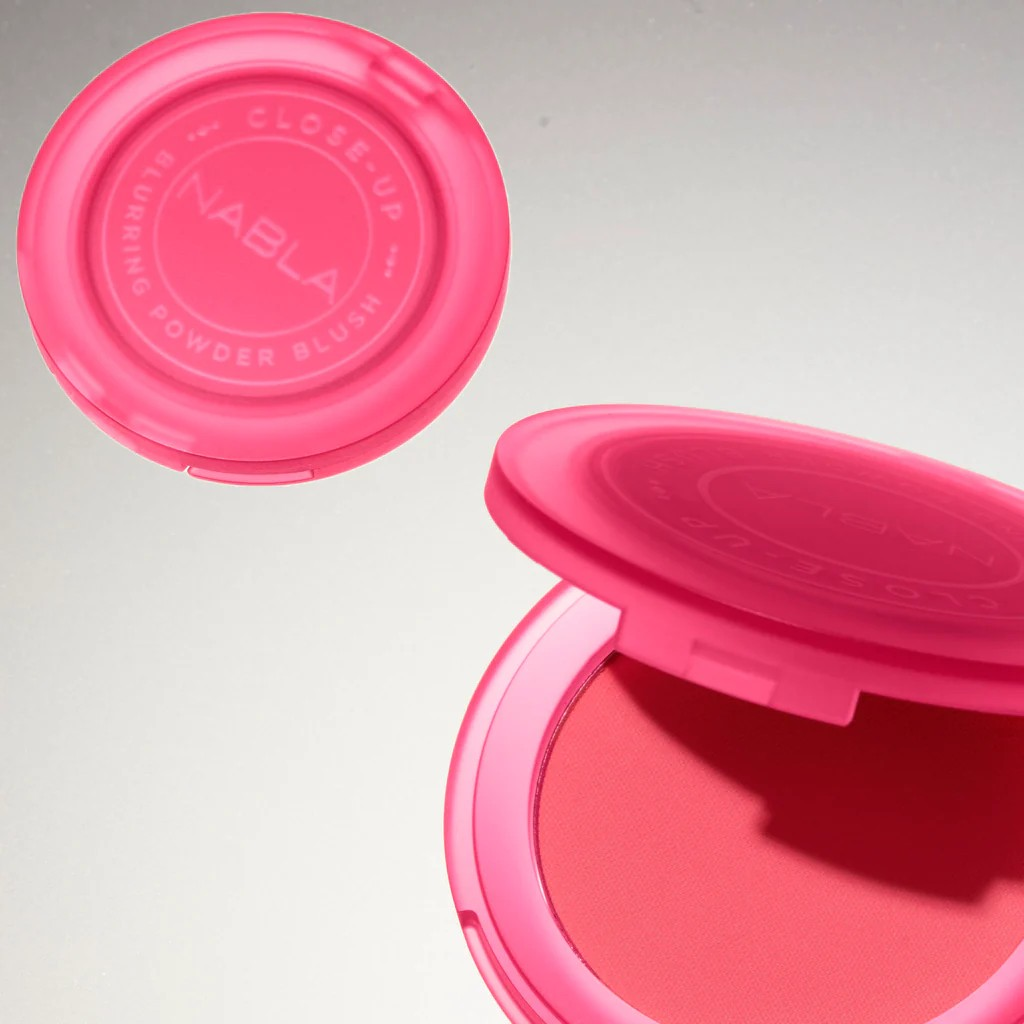 Close-Up Blurring Powder Blush